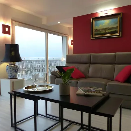 Panoramique Au Centre De Avec Terrasse, 2 Chambres, Et Equipements Modernes - Fr-1-489-412 Daire *