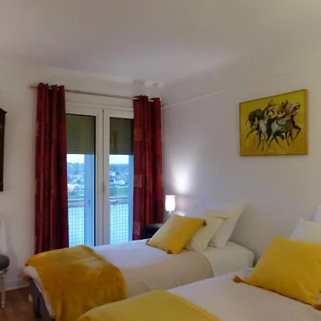 Panoramique Au Centre De Avec Terrasse, 2 Chambres, Et Equipements Modernes - Fr-1-489-412 Moulins (Allier)